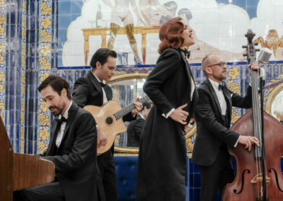 Animation chanteuse belle époque rétro avec musiciens