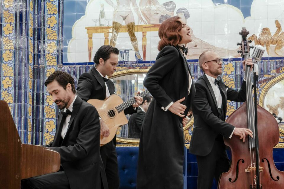 Animation chanteuse belle époque rétro avec musiciens